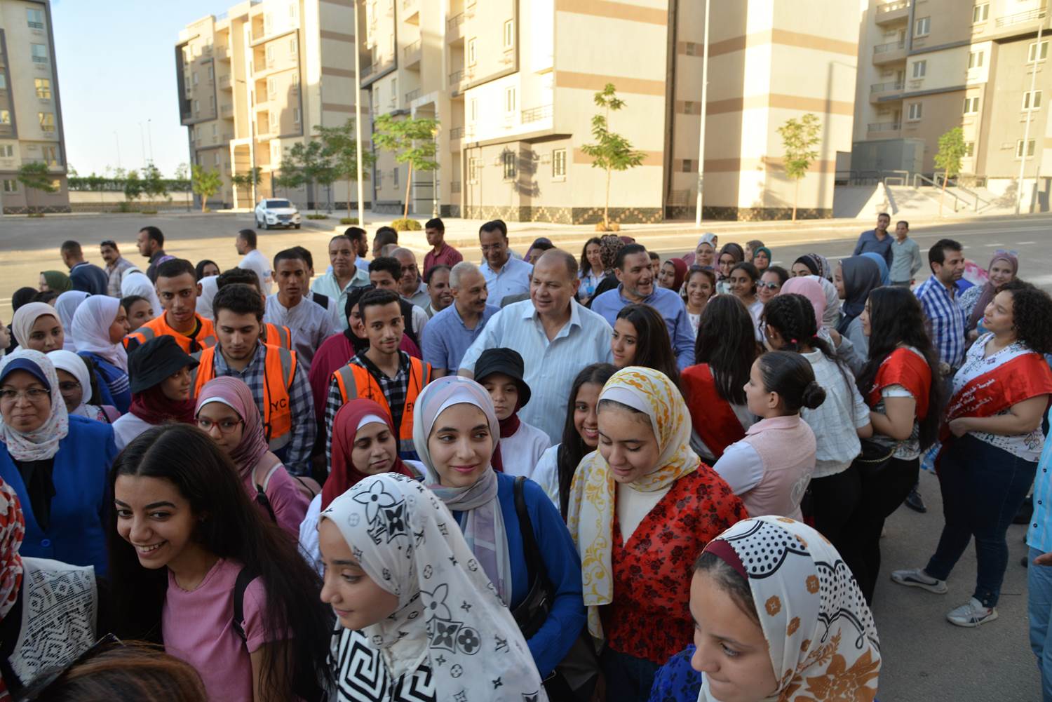 محافظ أسيوط يصطحب طلاب بعض المدارس في زيارة ميدانية لمدينة ناصر الجديدة