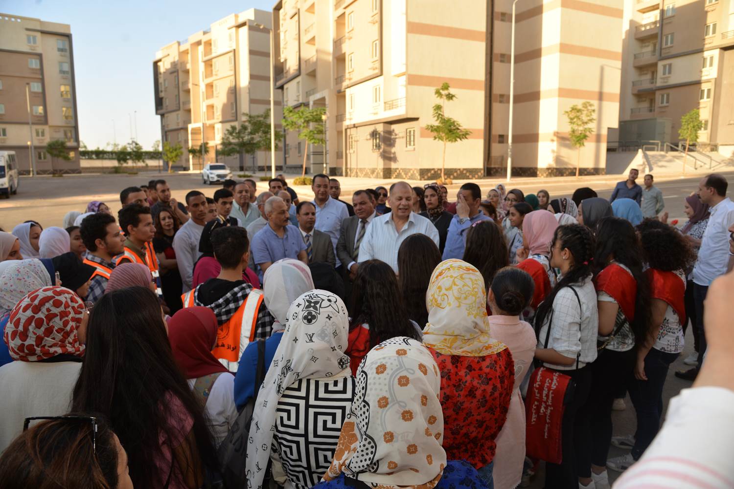 محافظ أسيوط يصطحب طلاب بعض المدارس في زيارة ميدانية لمدينة ناصر الجديدة