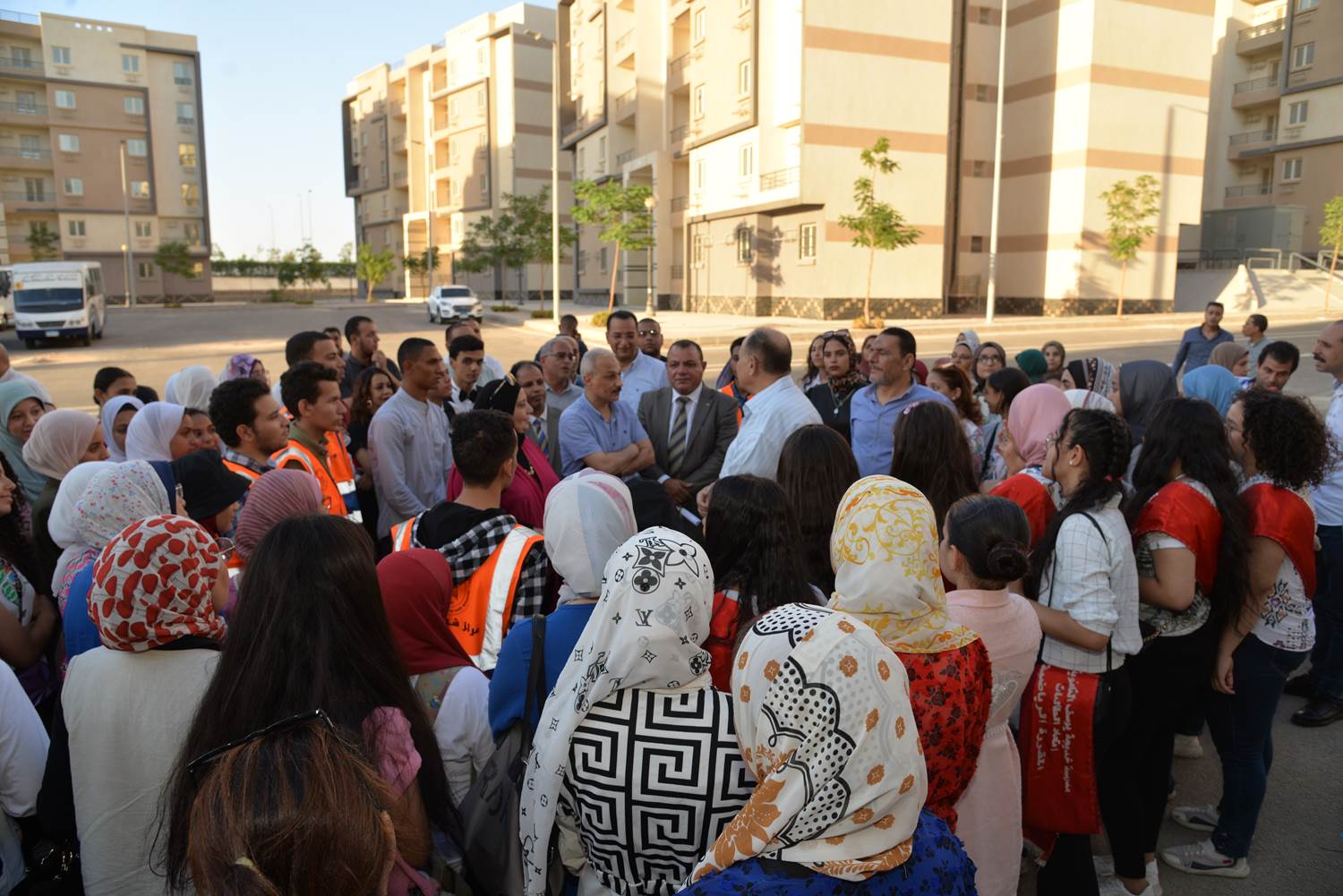 محافظ أسيوط يصطحب طلاب بعض المدارس في زيارة ميدانية لمدينة ناصر الجديدة