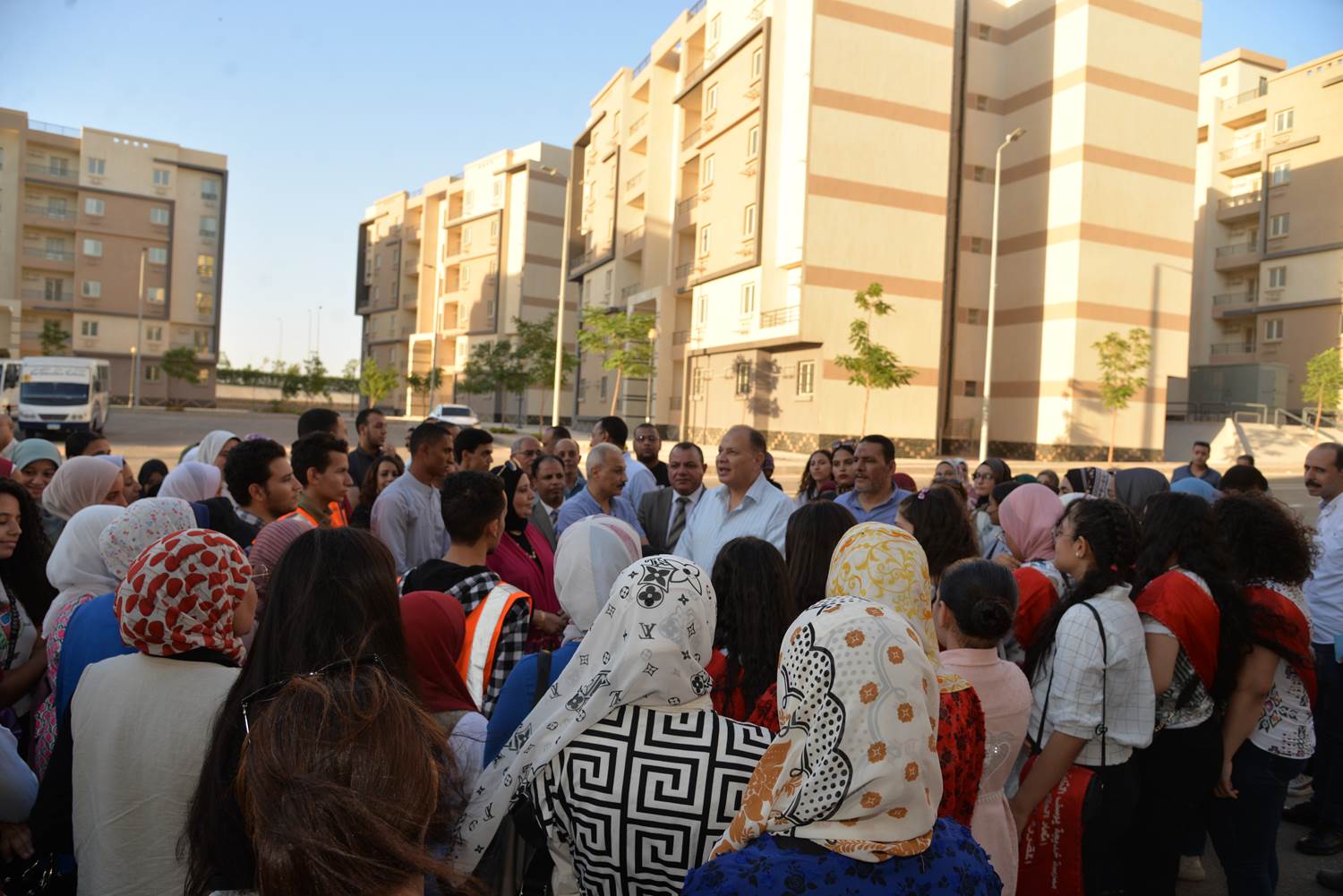 محافظ أسيوط يصطحب طلاب بعض المدارس في زيارة ميدانية لمدينة ناصر الجديدة