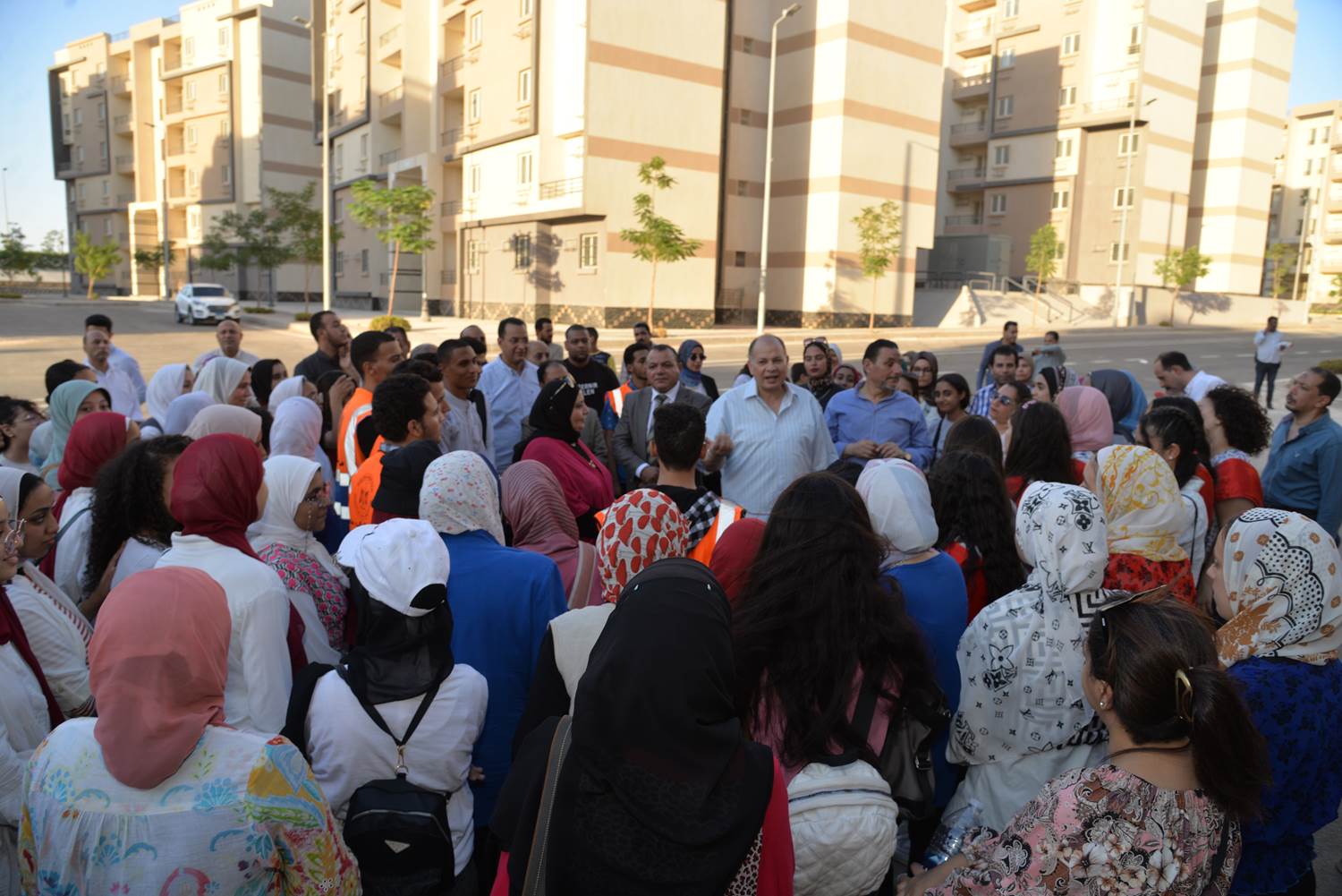 محافظ أسيوط يصطحب طلاب بعض المدارس في زيارة ميدانية لمدينة ناصر الجديدة