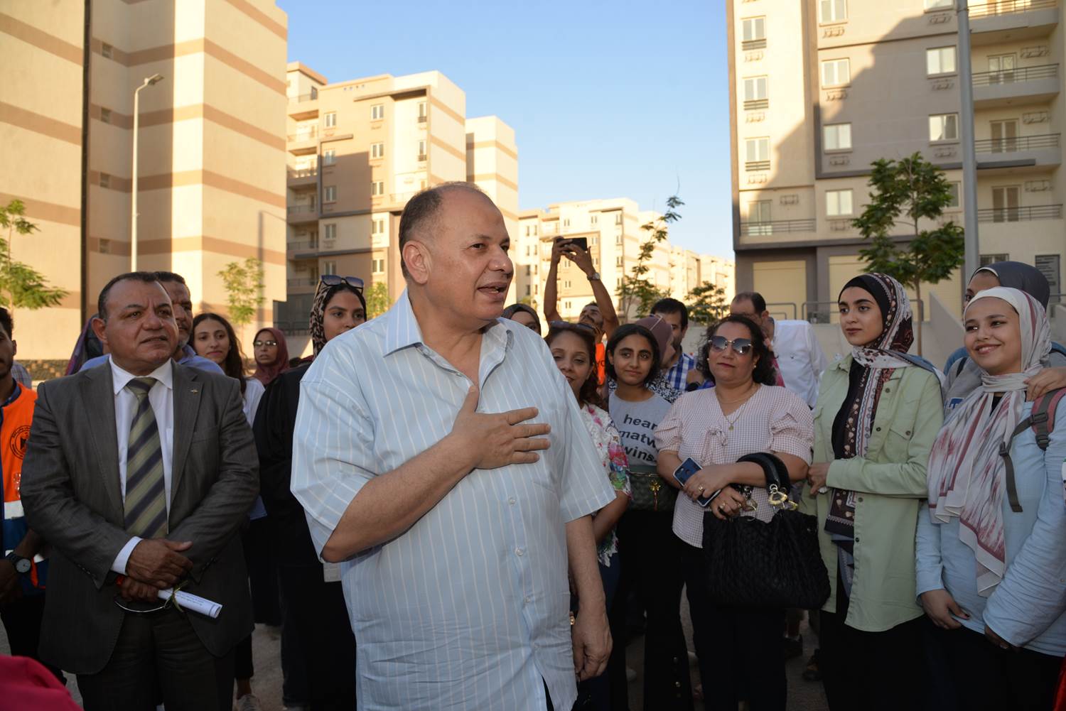 محافظ أسيوط يصطحب طلاب بعض المدارس في زيارة ميدانية لمدينة ناصر الجديدة