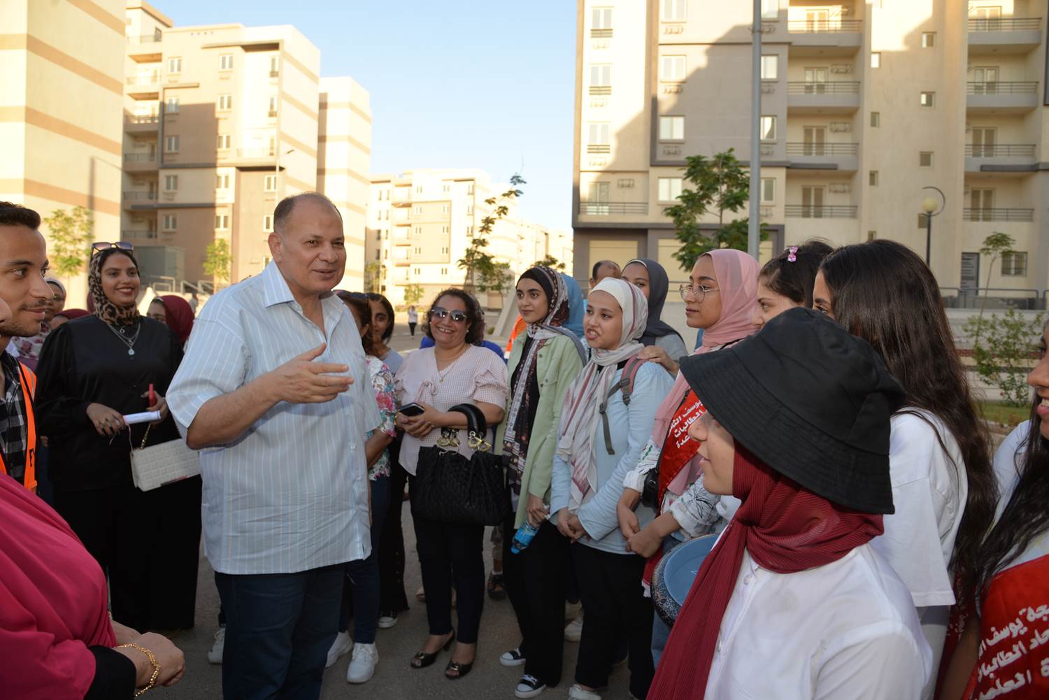 محافظ أسيوط يصطحب طلاب بعض المدارس في زيارة ميدانية لمدينة ناصر الجديدة