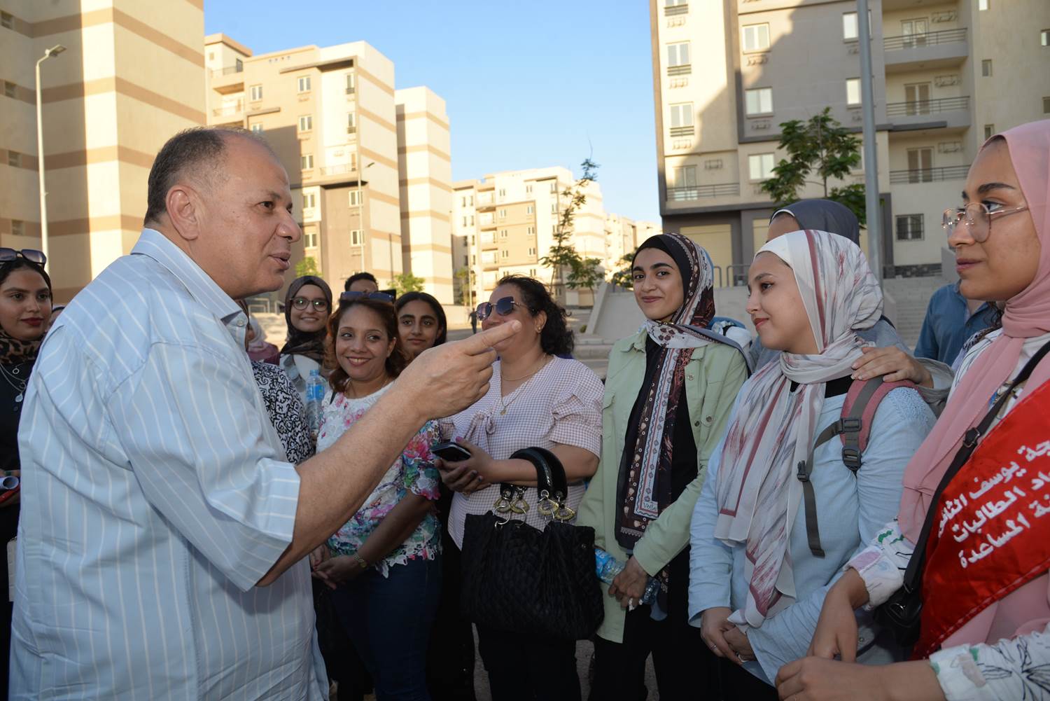 محافظ أسيوط يصطحب طلاب بعض المدارس في زيارة ميدانية لمدينة ناصر الجديدة
