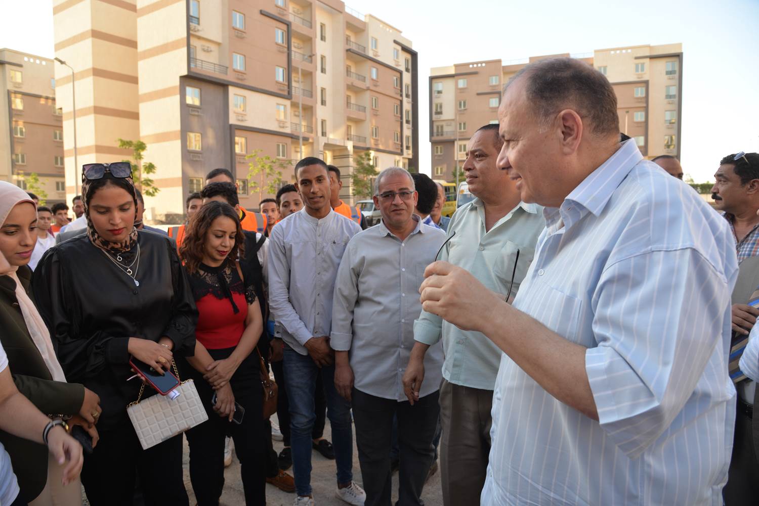 محافظ أسيوط يصطحب طلاب بعض المدارس في زيارة ميدانية لمدينة ناصر الجديدة