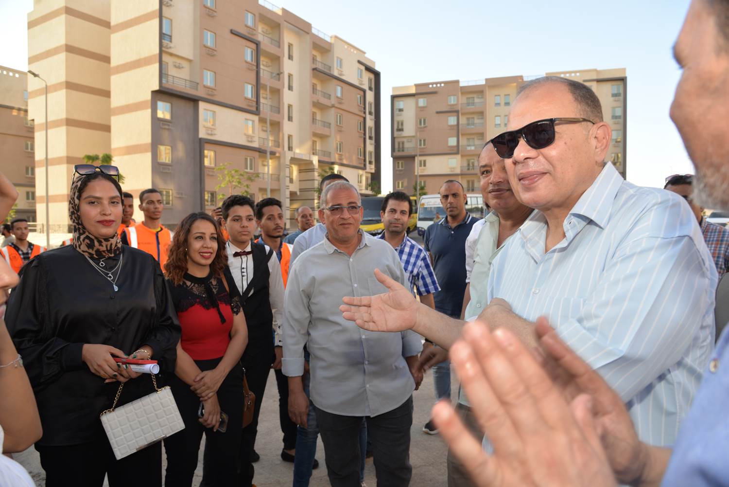محافظ أسيوط يصطحب طلاب بعض المدارس في زيارة ميدانية لمدينة ناصر الجديدة