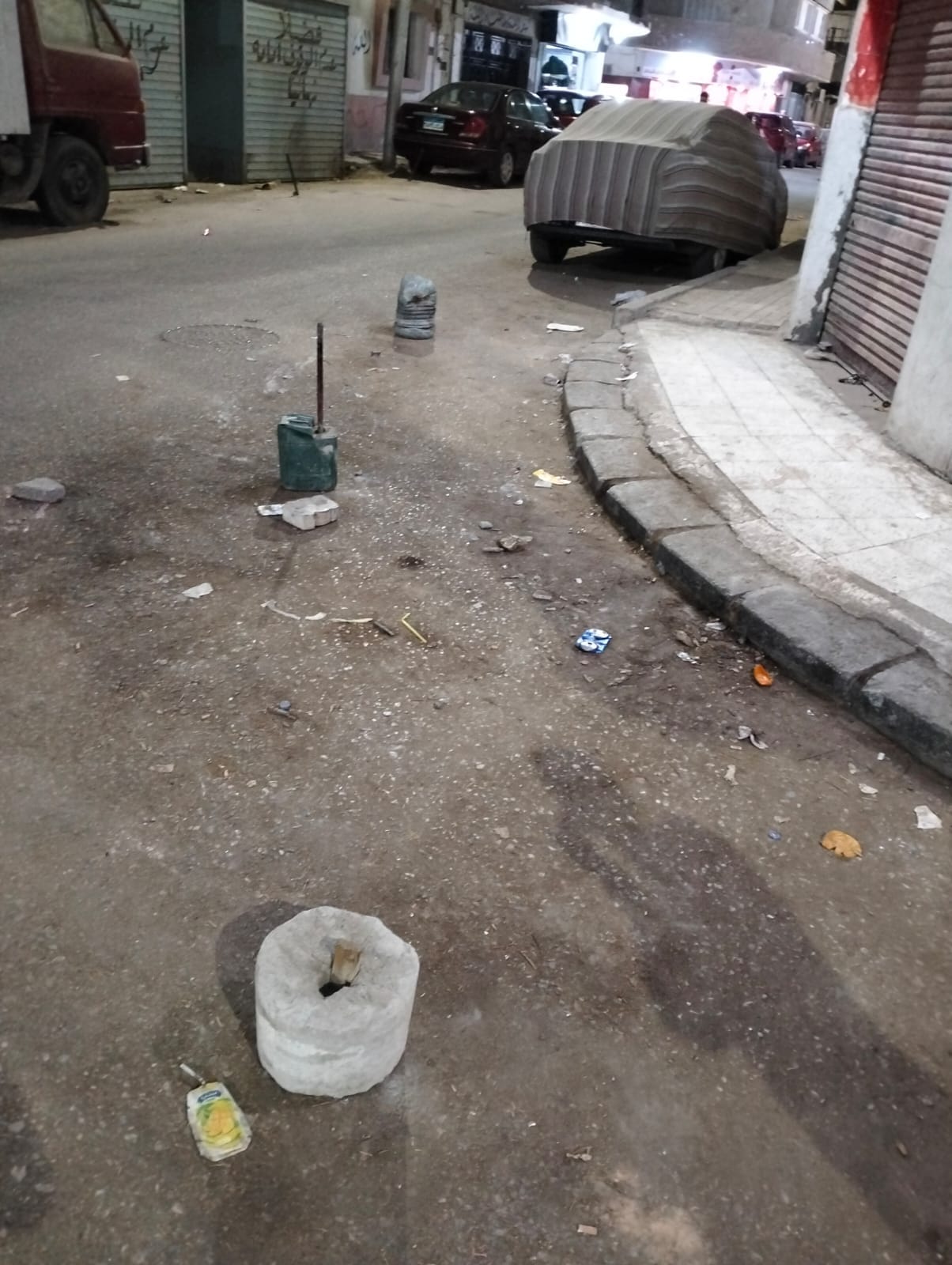 حملة مكبرة لازالة حواجز حجرية وحديدية تعيق حركة المرور بحي شرق اسيوط