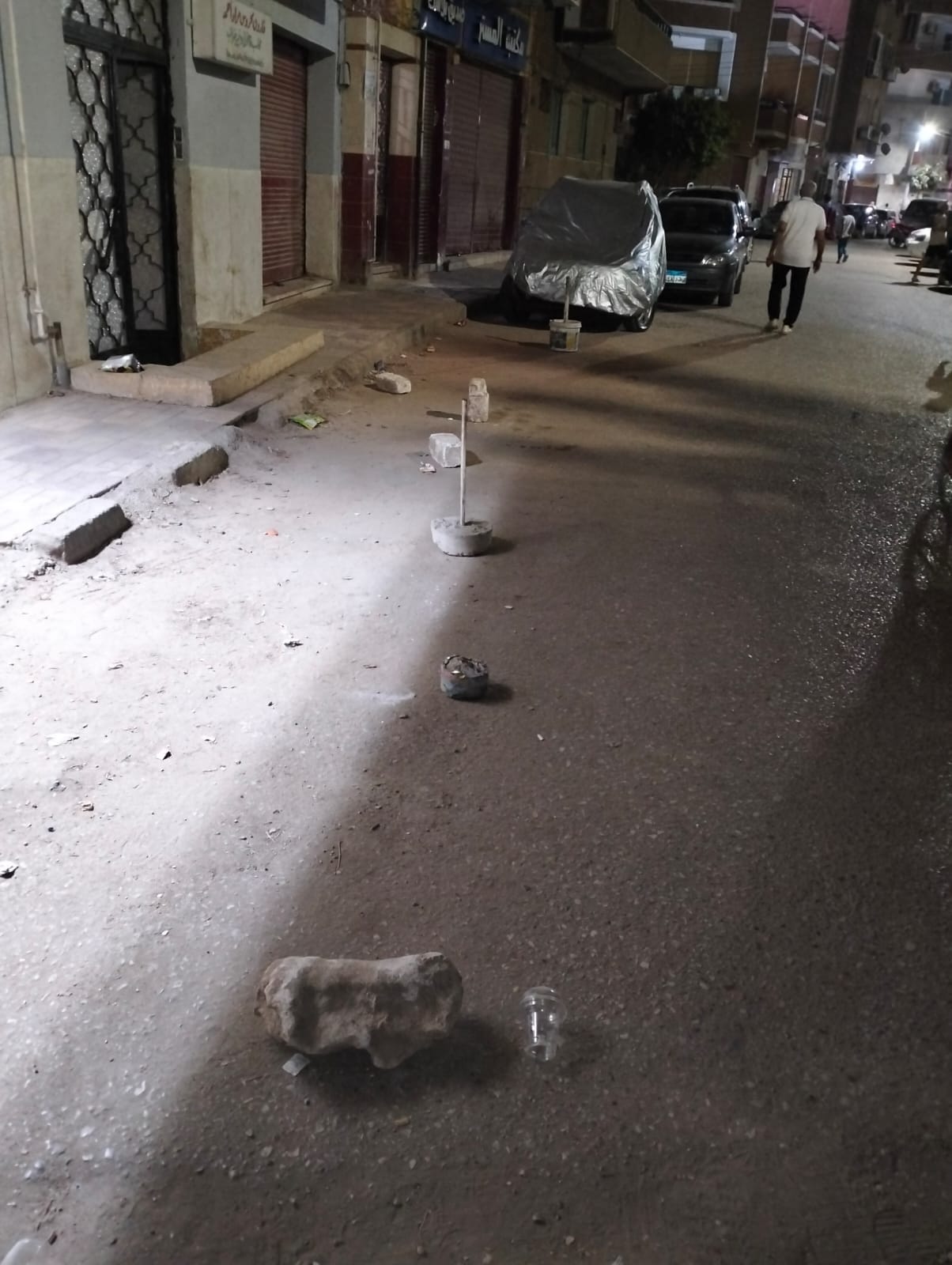 حملة مكبرة لازالة حواجز حجرية وحديدية تعيق حركة المرور بحي شرق اسيوط