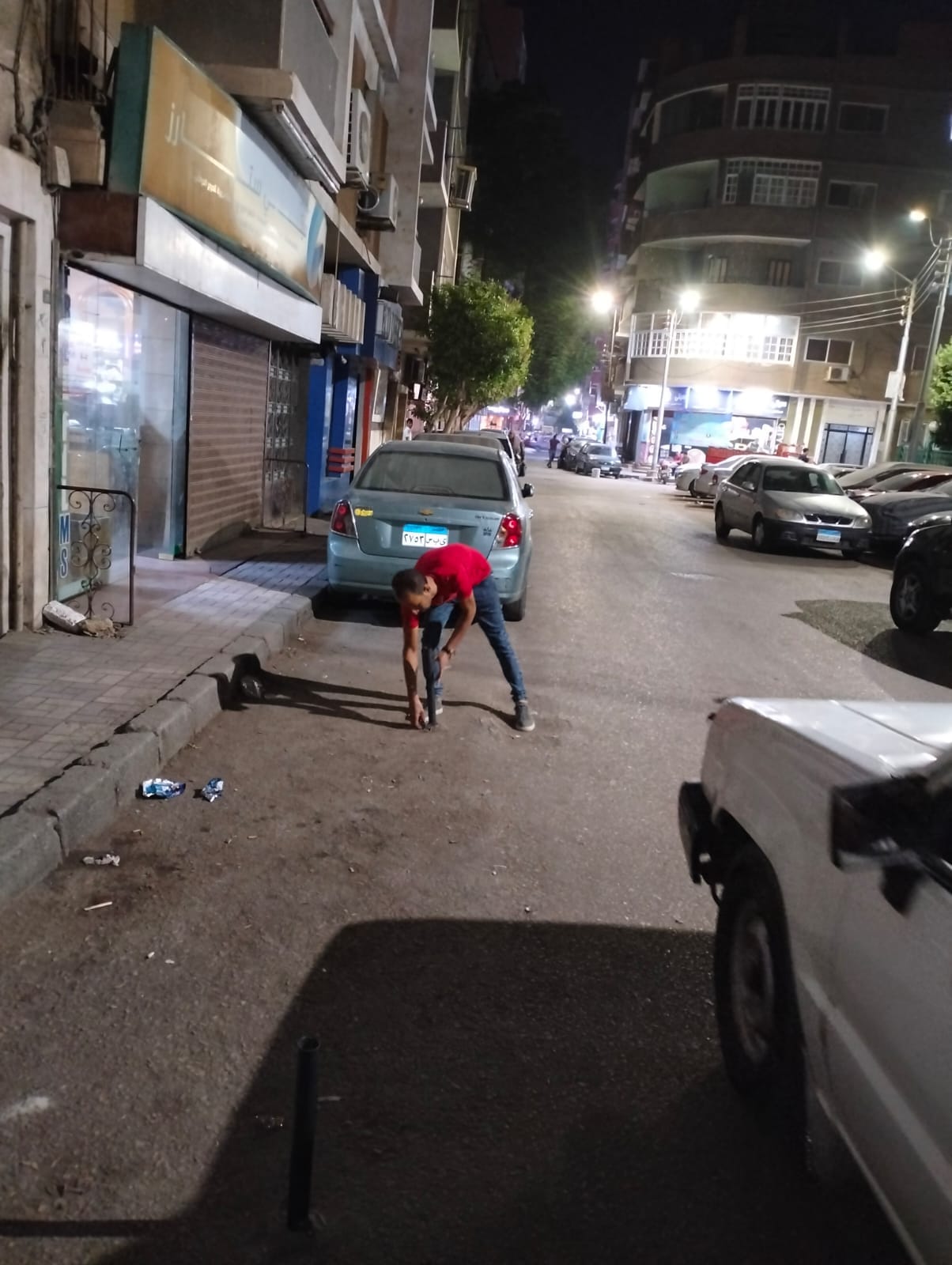 حملة مكبرة لازالة حواجز حجرية وحديدية تعيق حركة المرور بحي شرق اسيوط