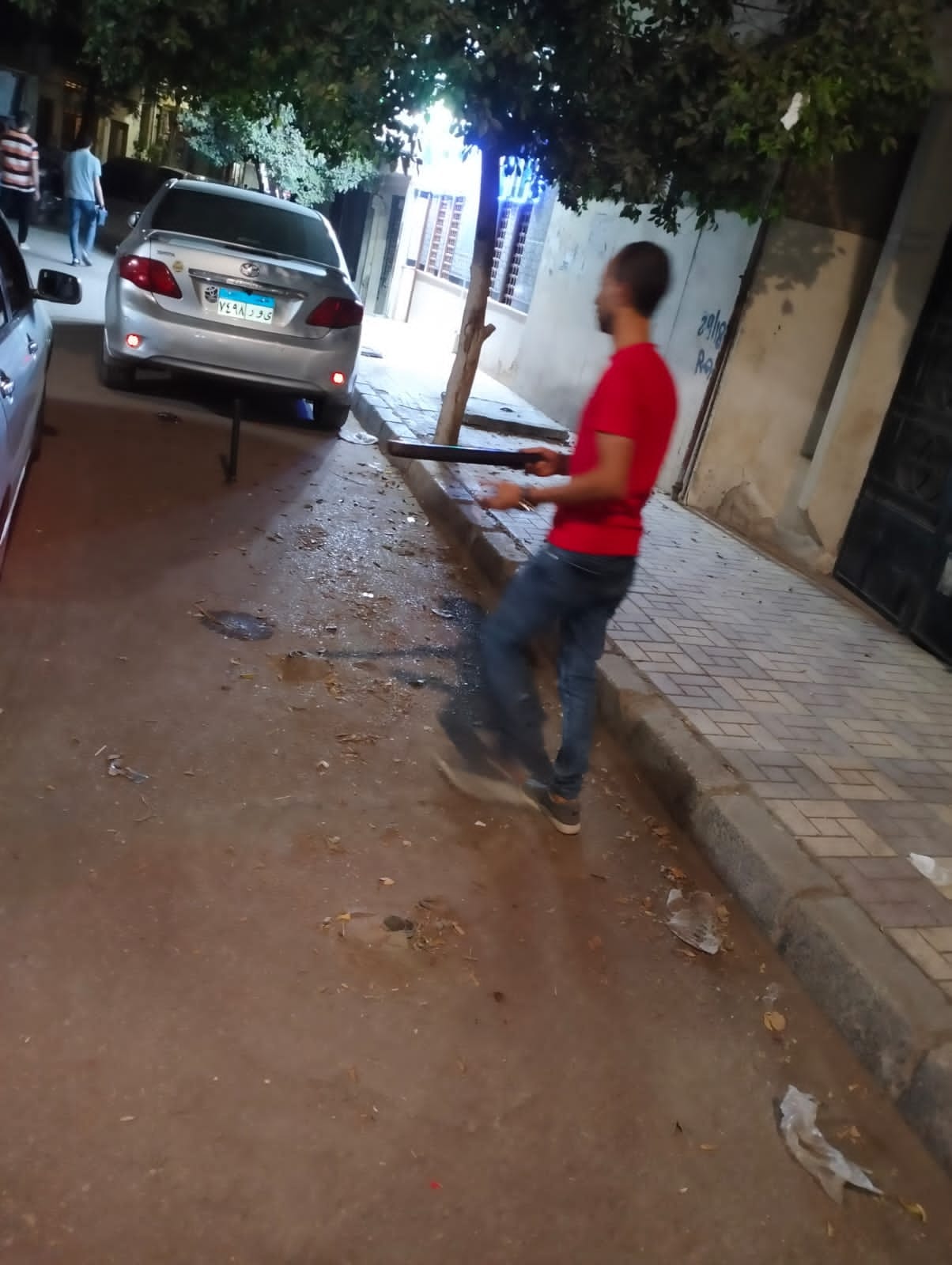 حملة مكبرة لازالة حواجز حجرية وحديدية تعيق حركة المرور بحي شرق اسيوط