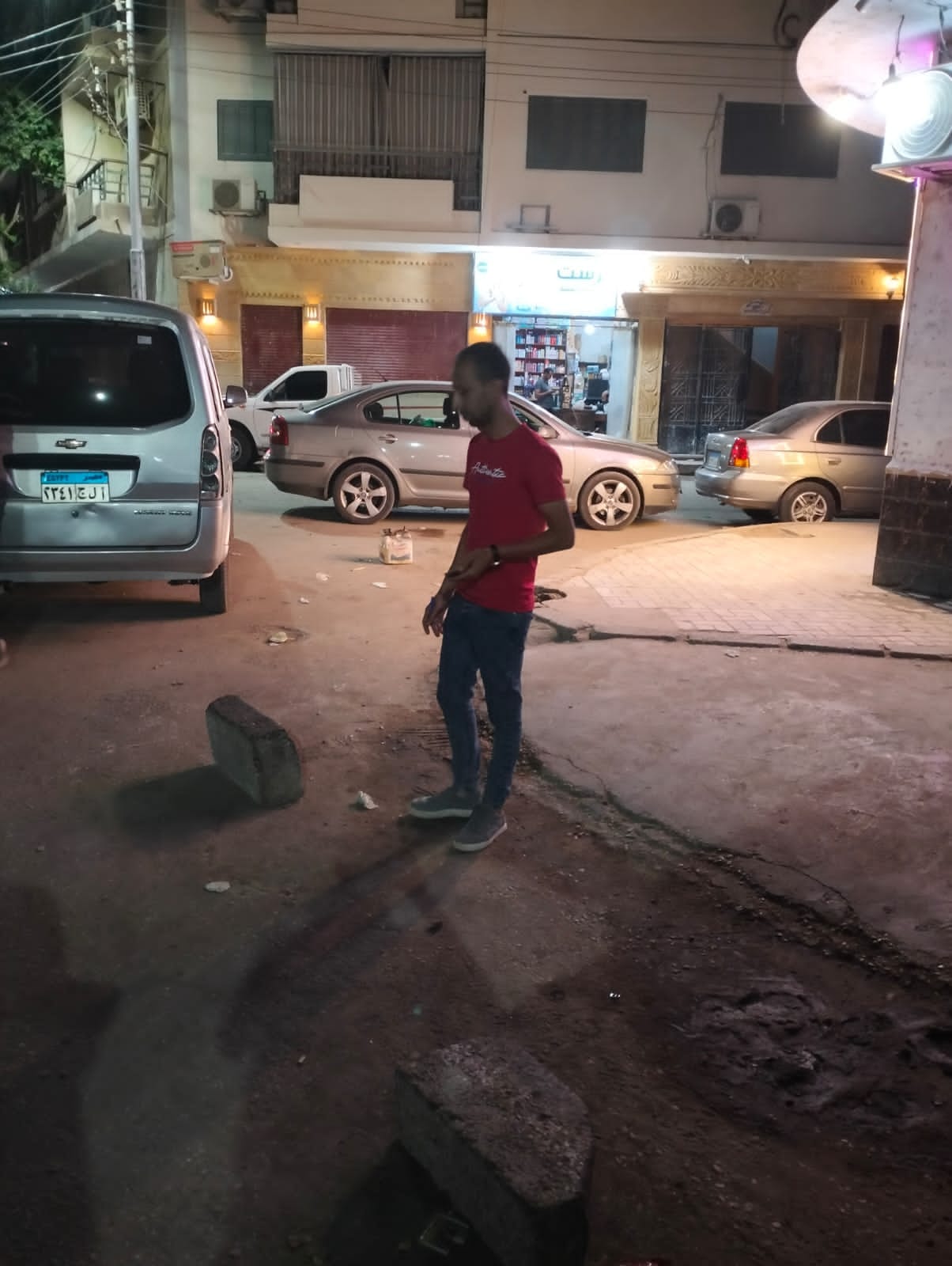 حملة مكبرة لازالة حواجز حجرية وحديدية تعيق حركة المرور بحي شرق اسيوط