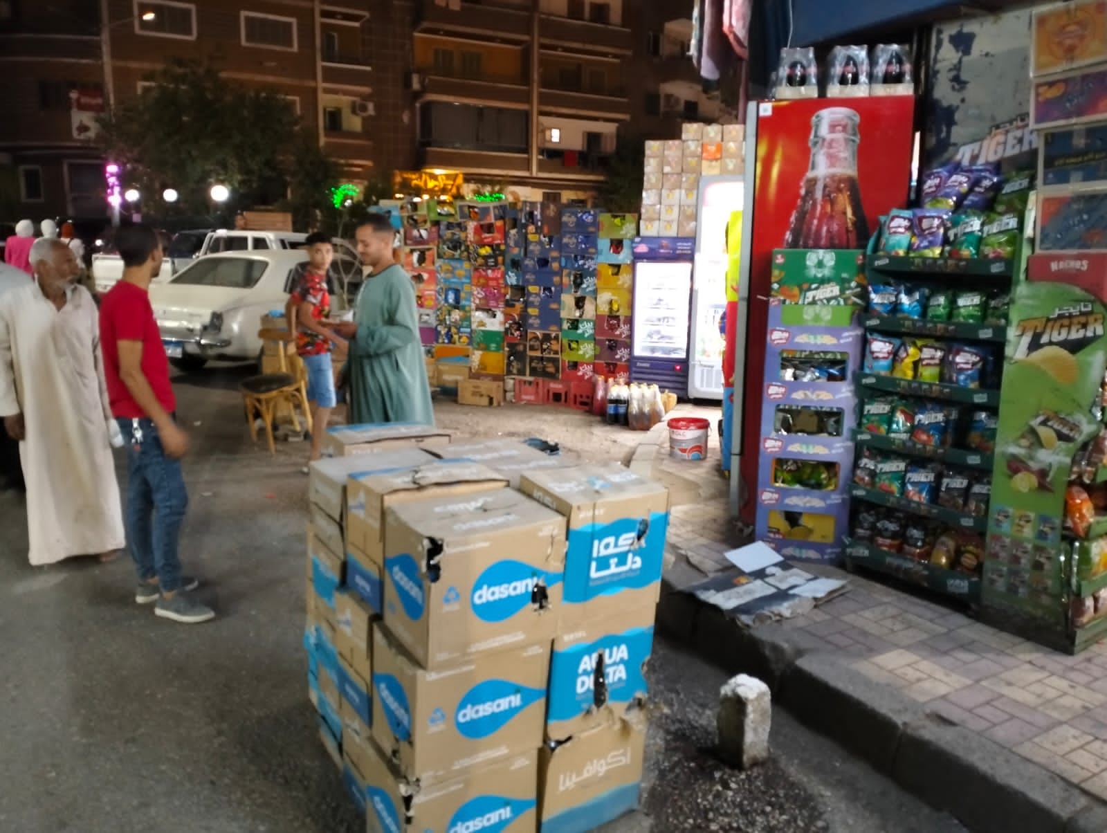 حملة مكبرة لازالة حواجز حجرية وحديدية تعيق حركة المرور بحي شرق اسيوط