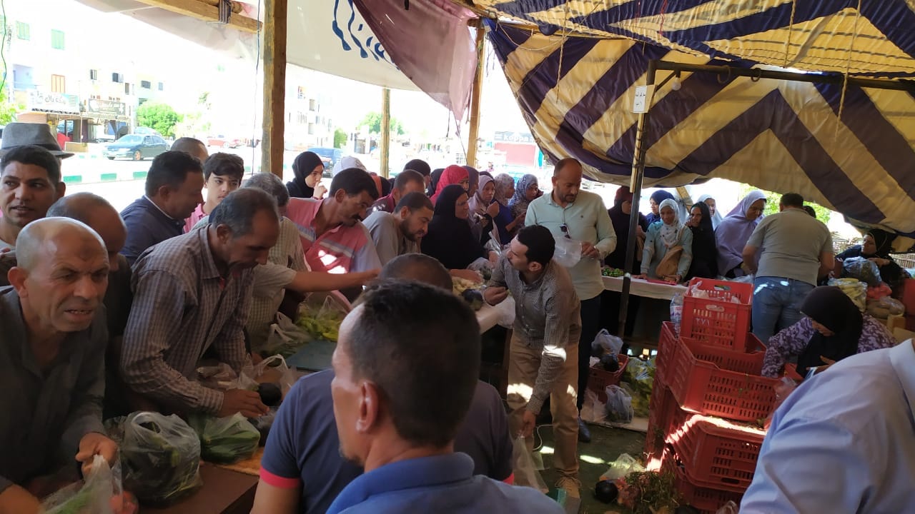 محافظ الوادي الجديد توفير كافة السلع الغذائية الأساسية بأسعار مخفضة للمواطنين بالمحافظة