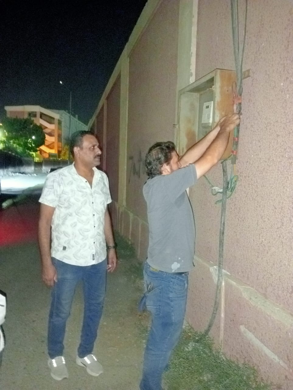 حي شرق أسيوط ينفذ عملية صيانة وإصلاح كابل الإنارة في شارع الأزهر