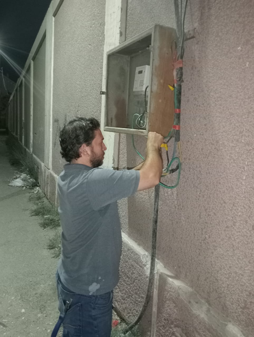 حي شرق أسيوط ينفذ عملية صيانة وإصلاح كابل الإنارة في شارع الأزهر