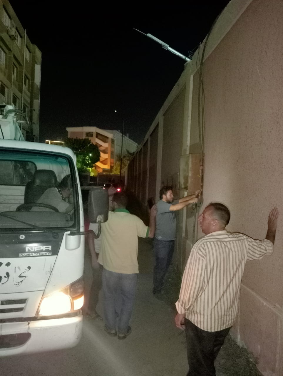 حي شرق أسيوط ينفذ عملية صيانة وإصلاح كابل الإنارة في شارع الأزهر