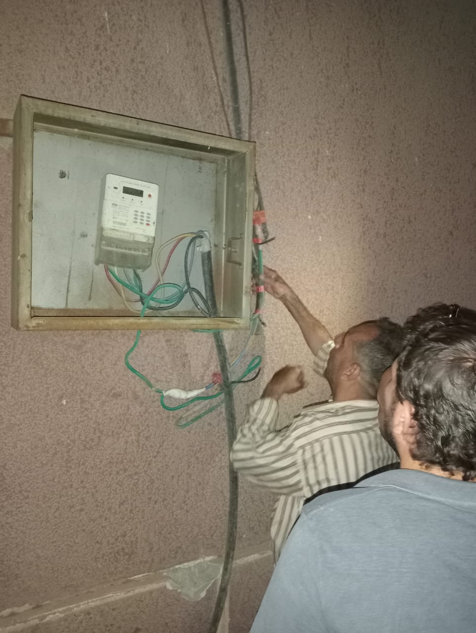 حي شرق أسيوط ينفذ عملية صيانة وإصلاح كابل الإنارة في شارع الأزهر