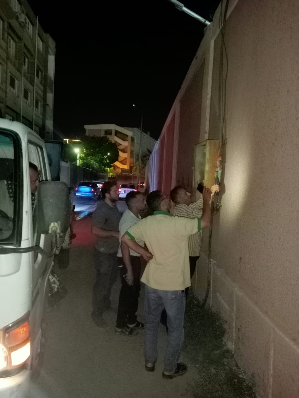 حي شرق أسيوط ينفذ عملية صيانة وإصلاح كابل الإنارة في شارع الأزهر