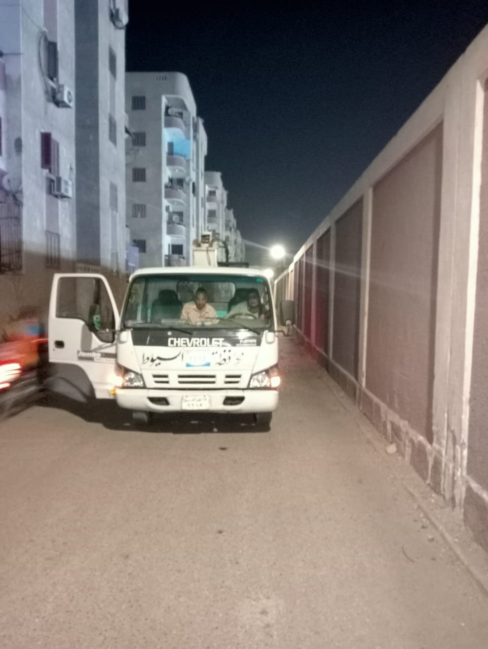 حي شرق أسيوط ينفذ عملية صيانة وإصلاح كابل الإنارة في شارع الأزهر