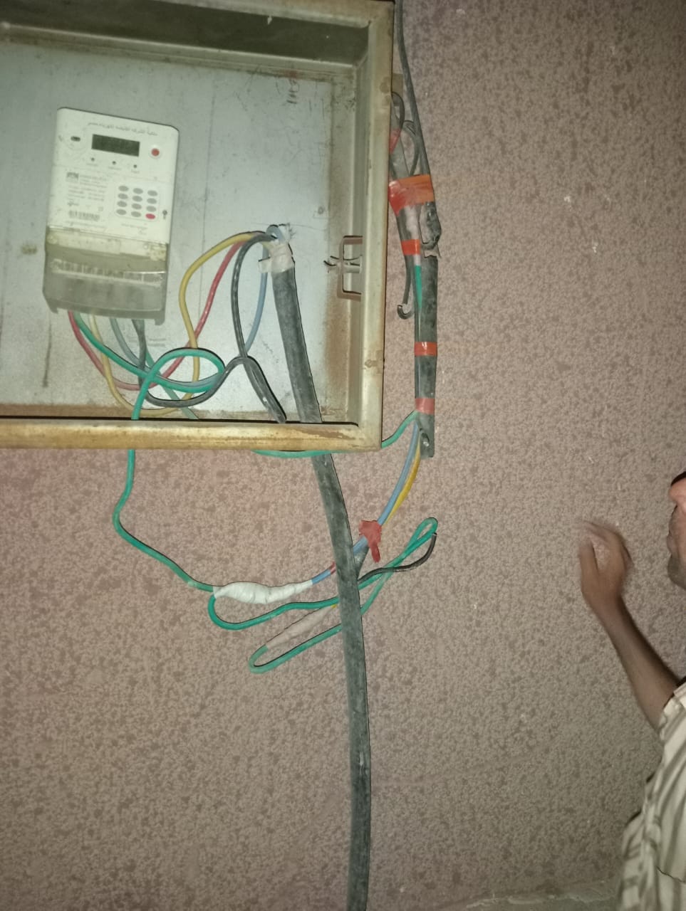 حي شرق أسيوط ينفذ عملية صيانة وإصلاح كابل الإنارة في شارع الأزهر