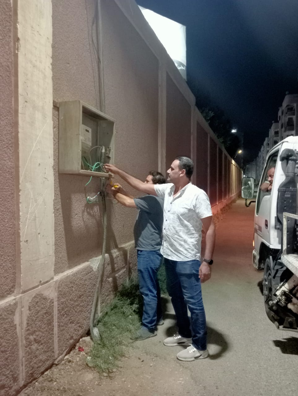 حي شرق أسيوط ينفذ عملية صيانة وإصلاح كابل الإنارة في شارع الأزهر