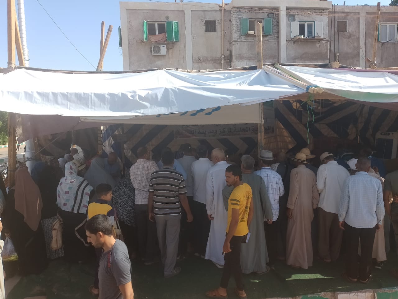 محافظ الوادي الجديد توفير كافة السلع الغذائية الأساسية بأسعار مخفضة للمواطنين بالمحافظة