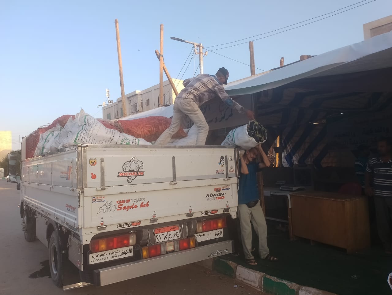 محافظ الوادي الجديد توفير كافة السلع الغذائية الأساسية بأسعار مخفضة للمواطنين بالمحافظة