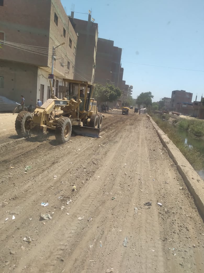 محلية القوصية تبدأ اعمال اعادة رصف طرق القوصية بطول 6 كم 