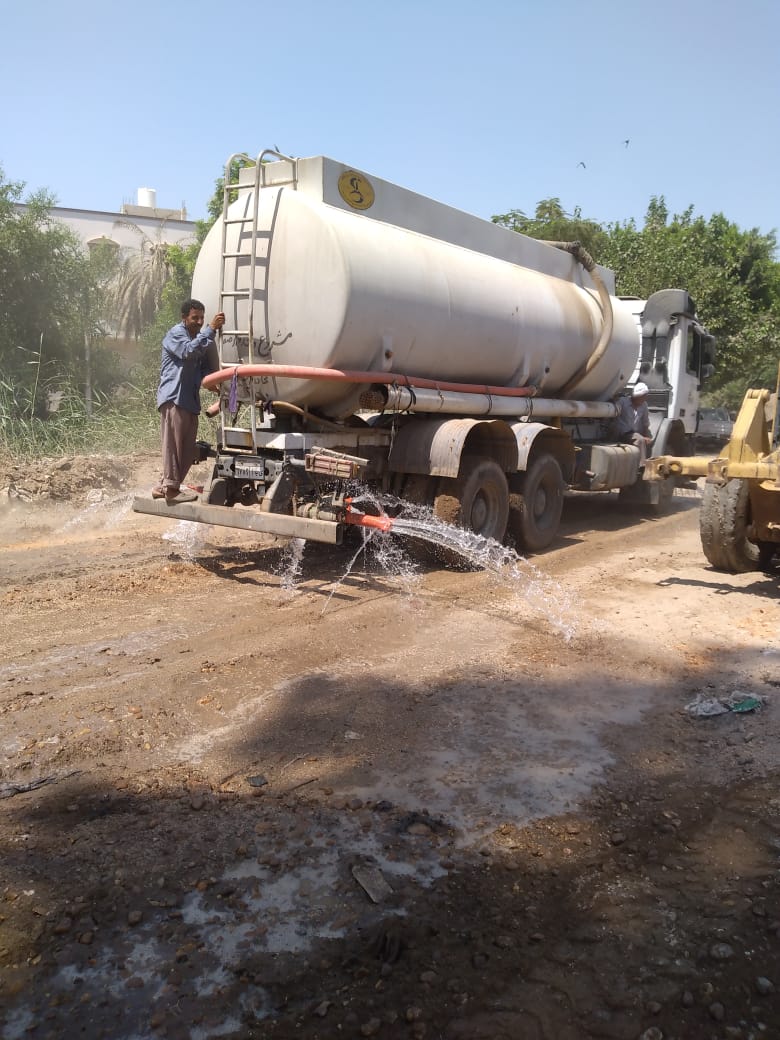 محلية القوصية تبدأ اعمال اعادة رصف طرق القوصية بطول 6 كم 