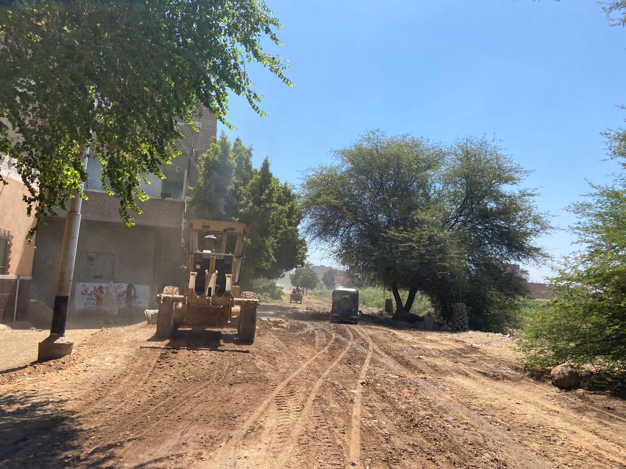 محلية القوصية تبدأ اعمال اعادة رصف طرق القوصية بطول 6 كم 