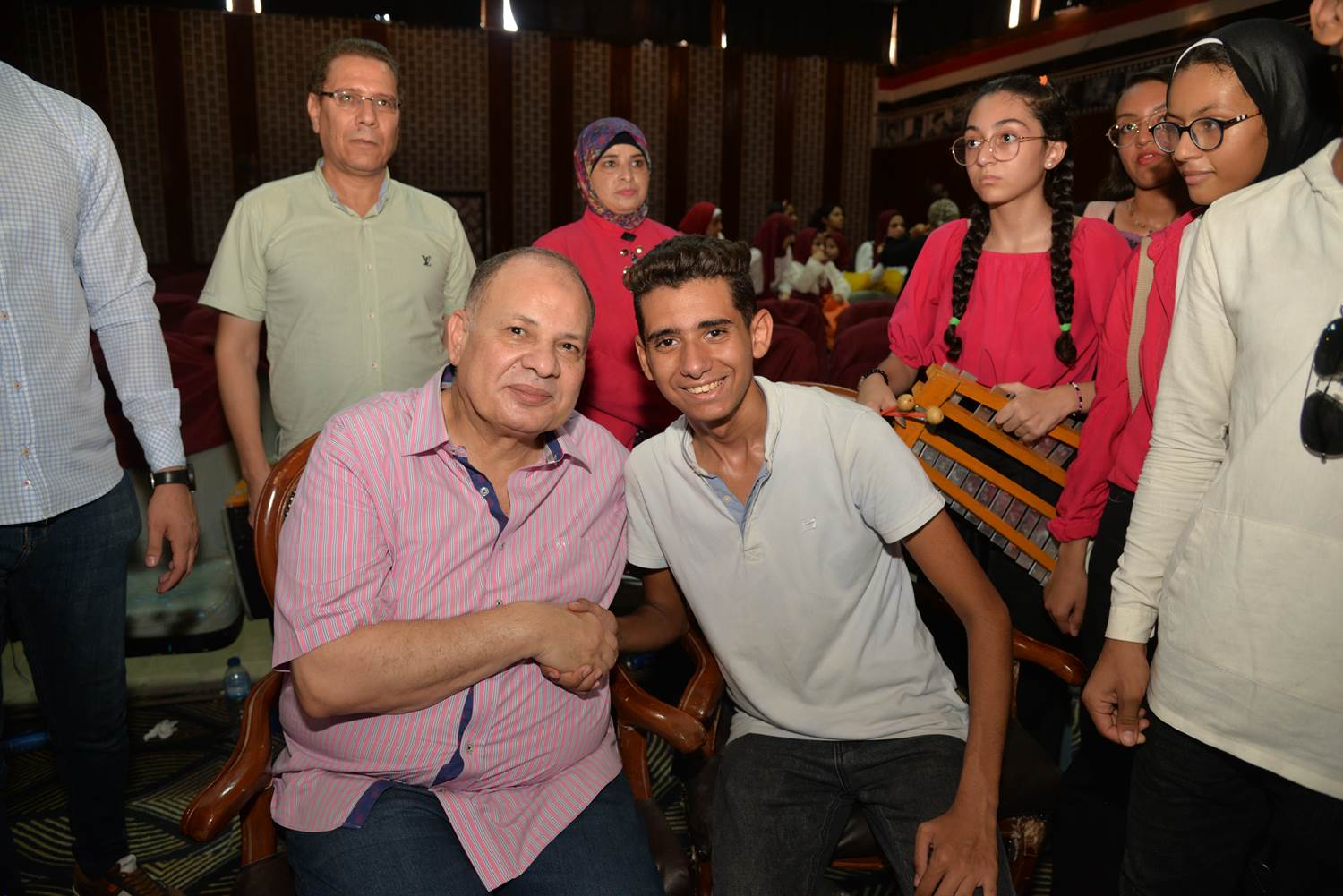 محافظ أسيوط يشهد الحفل الختامي للأنشطة الطلابية بالمسرح المركزي بمديرية التربية والتعليم