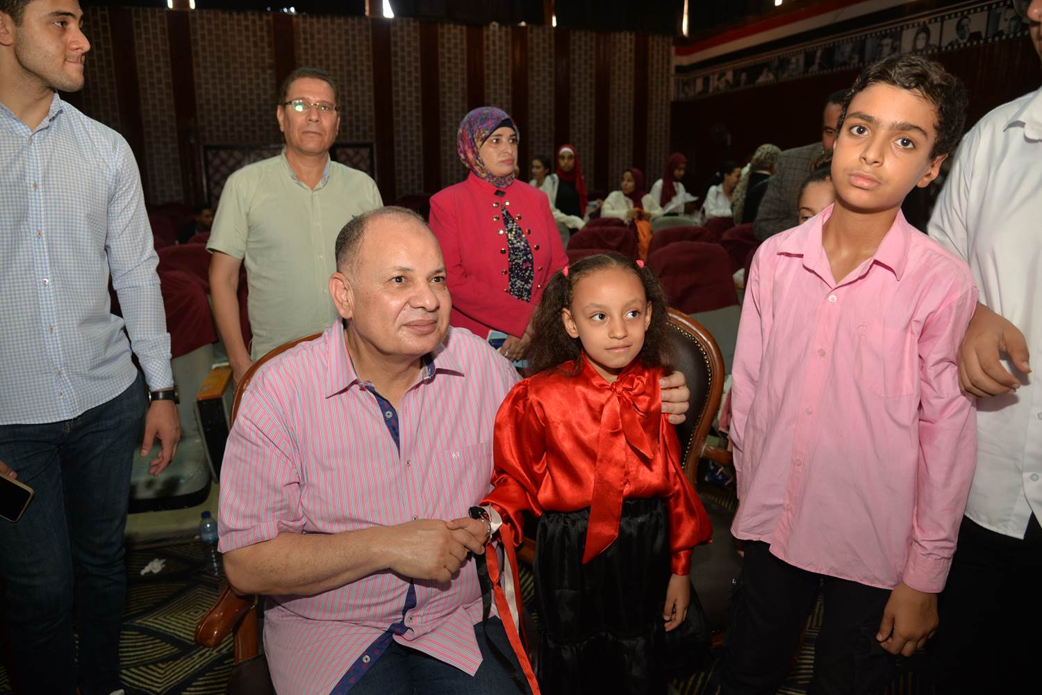 محافظ أسيوط يشهد الحفل الختامي للأنشطة الطلابية بالمسرح المركزي بمديرية التربية والتعليم