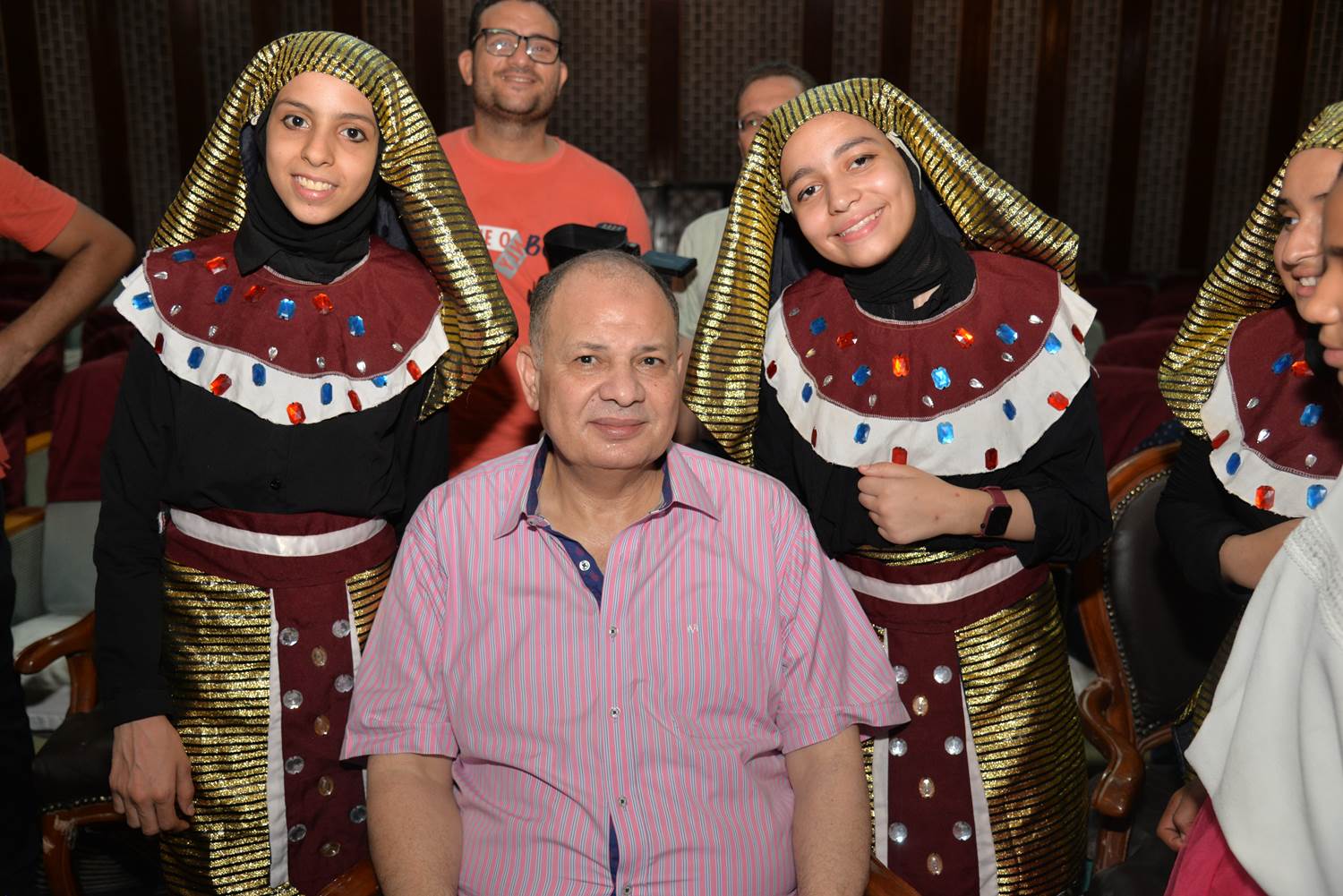 محافظ أسيوط يشهد الحفل الختامي للأنشطة الطلابية بالمسرح المركزي بمديرية التربية والتعليم