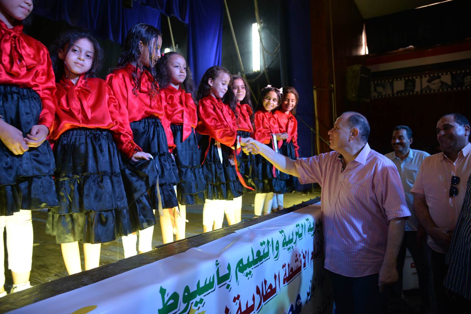 محافظ أسيوط يشهد الحفل الختامي للأنشطة الطلابية بالمسرح المركزي بمديرية التربية والتعليم