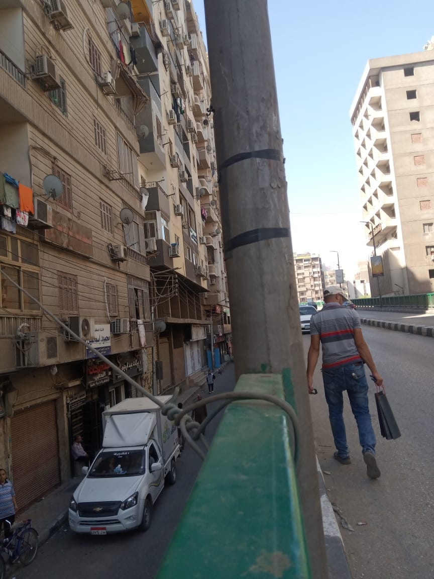 حي شرق اسيوط يقوم بمراجعة شاملة لأبواب الأعمدة الموجودة على كوبري الهلالي
