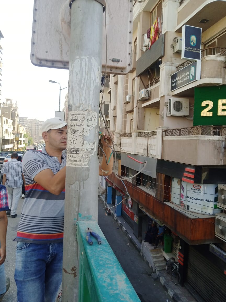 حي شرق اسيوط يقوم بمراجعة شاملة لأبواب الأعمدة الموجودة على كوبري الهلالي