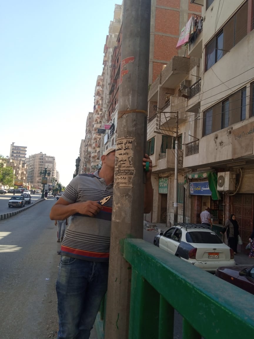 حي شرق اسيوط يقوم بمراجعة شاملة لأبواب الأعمدة الموجودة على كوبري الهلالي