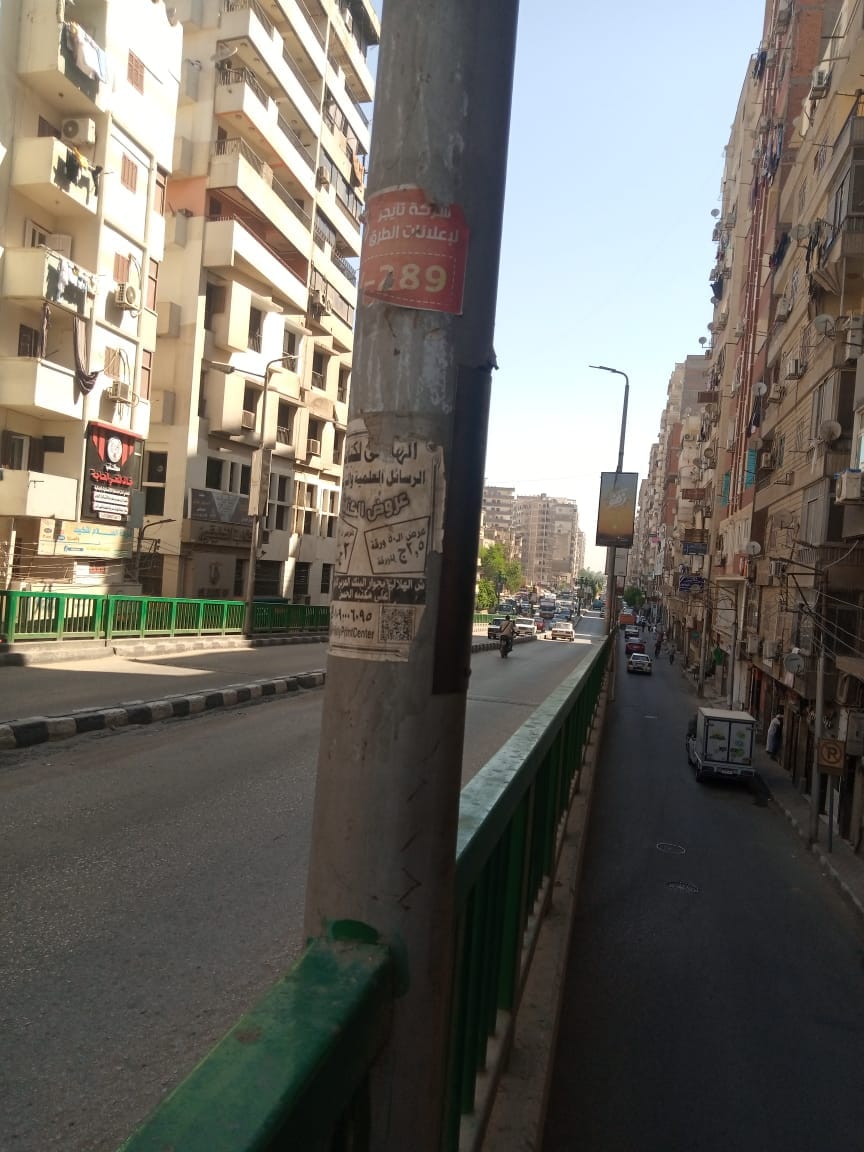 حي شرق اسيوط يقوم بمراجعة شاملة لأبواب الأعمدة الموجودة على كوبري الهلالي