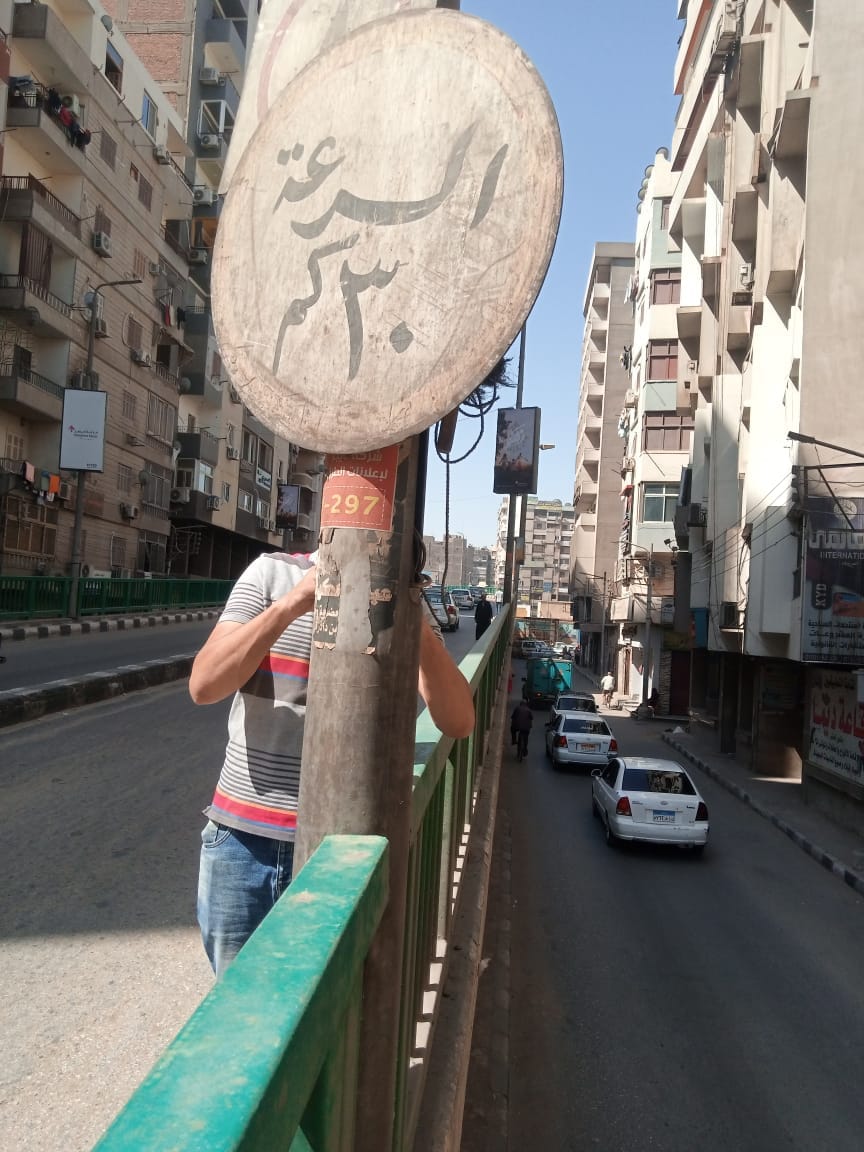 حي شرق اسيوط يقوم بمراجعة شاملة لأبواب الأعمدة الموجودة على كوبري الهلالي