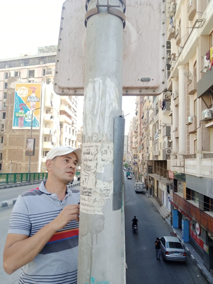 حي شرق اسيوط يقوم بمراجعة شاملة لأبواب الأعمدة الموجودة على كوبري الهلالي