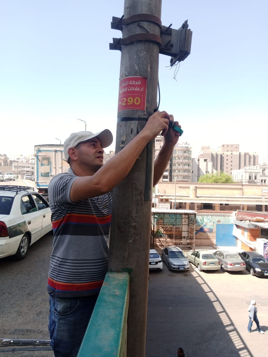 حي شرق اسيوط يقوم بمراجعة شاملة لأبواب الأعمدة الموجودة على كوبري الهلالي