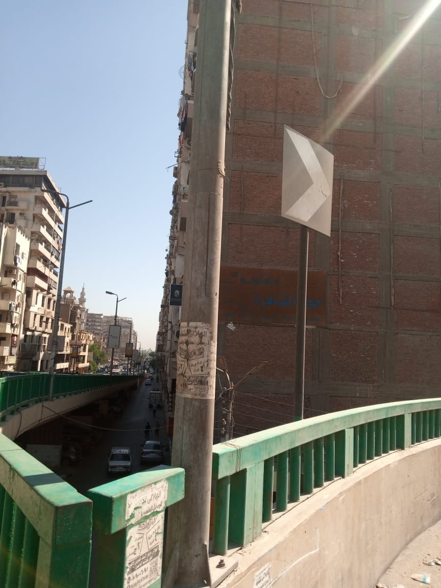 حي شرق اسيوط يقوم بمراجعة شاملة لأبواب الأعمدة الموجودة على كوبري الهلالي