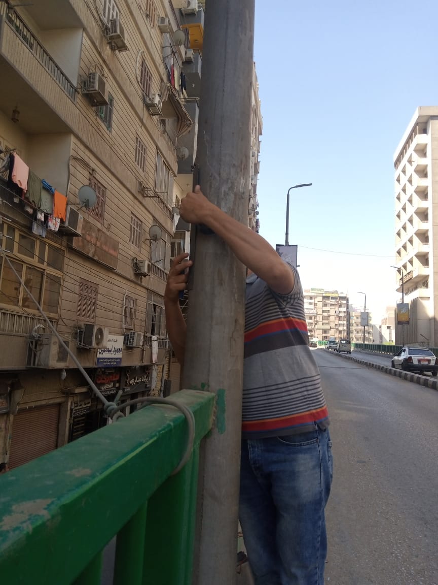 حي شرق اسيوط يقوم بمراجعة شاملة لأبواب الأعمدة الموجودة على كوبري الهلالي