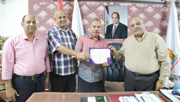 وكيل التعليم بالوادي الجديد يكرم المعلم الخبير عمران يماني بإدارة الداخلة التعليمية