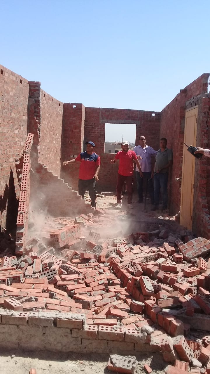 حملة لازاله بناء حوائط مخالفه بالدور السادس علوى بنطاق حي شرق اسيوط