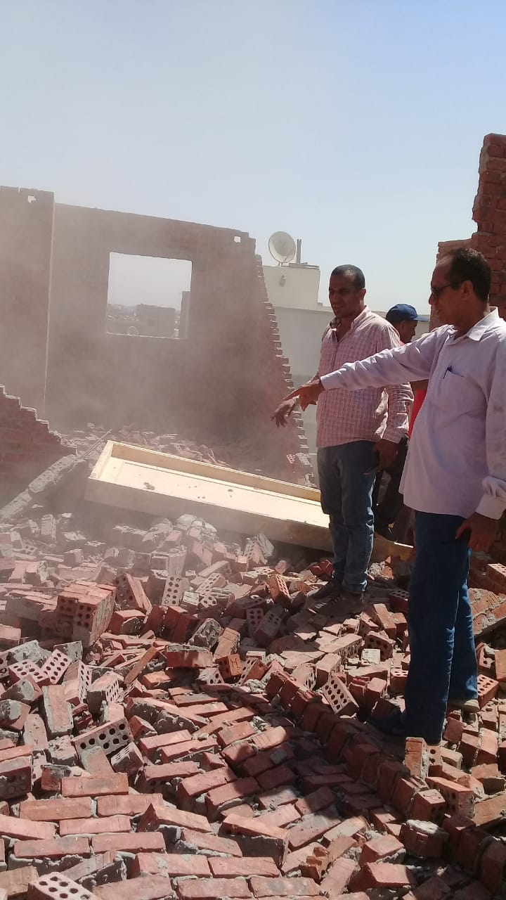 حملة لازاله بناء حوائط مخالفه بالدور السادس علوى بنطاق حي شرق اسيوط