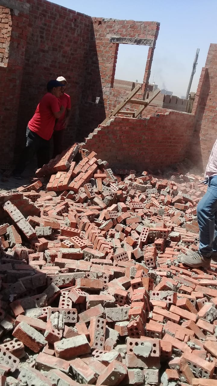 حملة لازاله بناء حوائط مخالفه بالدور السادس علوى بنطاق حي شرق اسيوط