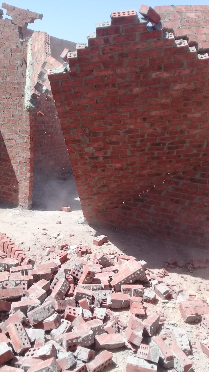 حملة لازاله بناء حوائط مخالفه بالدور السادس علوى بنطاق حي شرق اسيوط