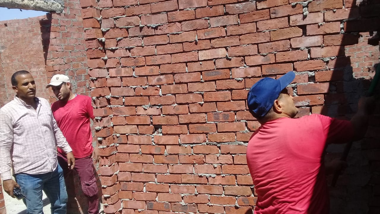 حملة لازاله بناء حوائط مخالفه بالدور السادس علوى بنطاق حي شرق اسيوط