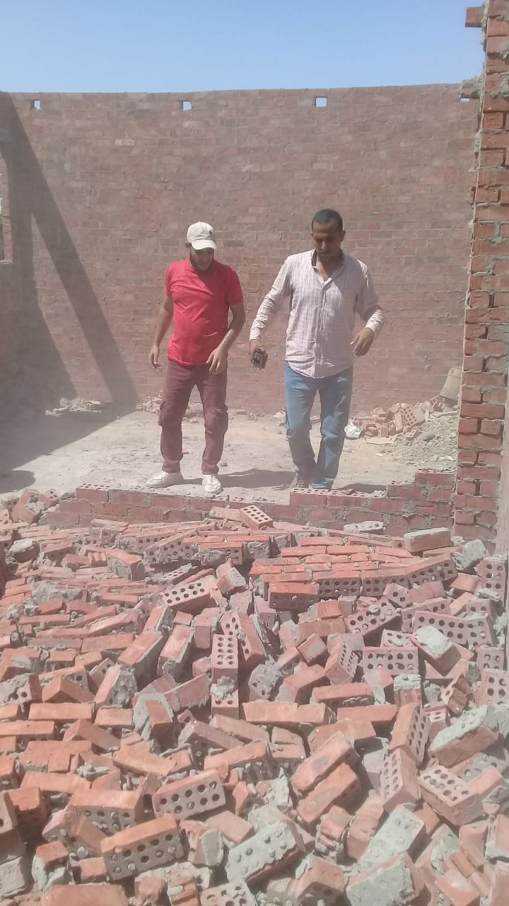 حملة لازاله بناء حوائط مخالفه بالدور السادس علوى بنطاق حي شرق اسيوط